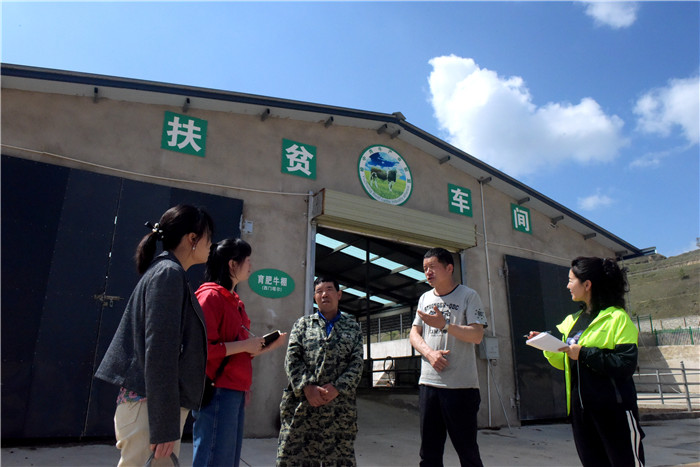 5月19日，甘肃省兰州市纪委监委派驻市农业农村纪检监察组干部，在榆中县甘草店镇咸水岔村芳美肉牛养殖专业合作社，向合作社负责人（左4）了解发展情况。.jpg